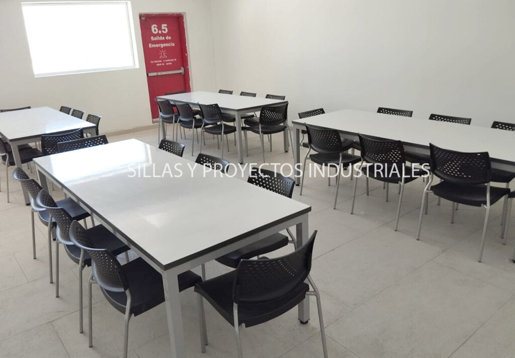 MESAS BLANCAS Y SILLAS NEGRAS COMEDOR CAFETERIA