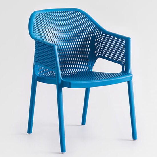silla azul exterior cómoda