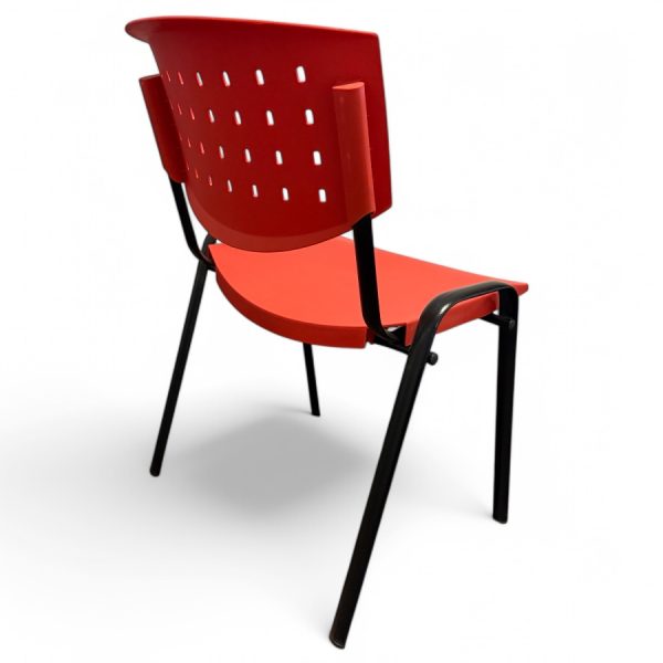 Silla industrial de polipropileno rojo modelo FL01 con patas de acero y diseño ergonómico