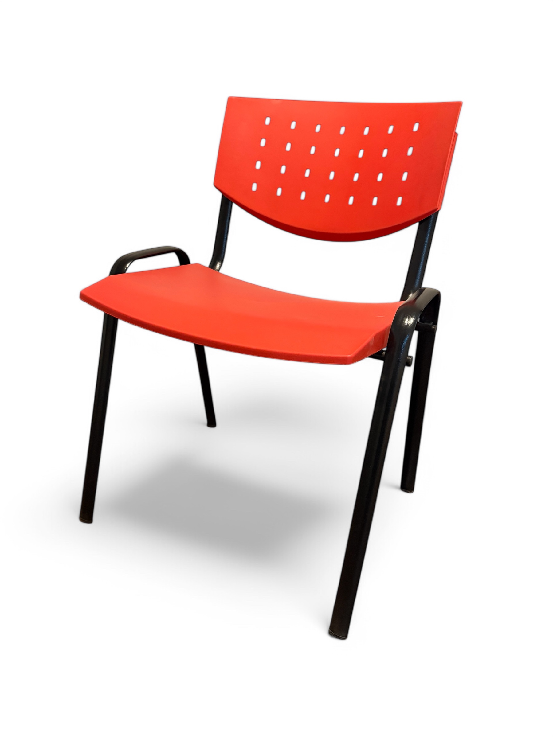 Silla industrial de polipropileno rojo modelo FL01 con patas de acero y diseño ergonómico