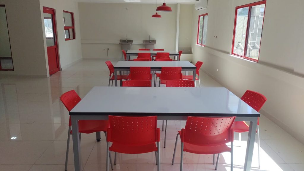 Mesa industrial para comedor EINS-Standard 180x90 en acero calibre 16 para uso pesado en plantas y CEDIS