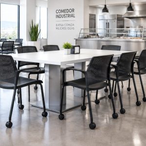 Sillas Replay negras con rodajas en comedor industrial