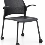 Silla Replay comedor industrial con rodajas y apoya brazos color negro